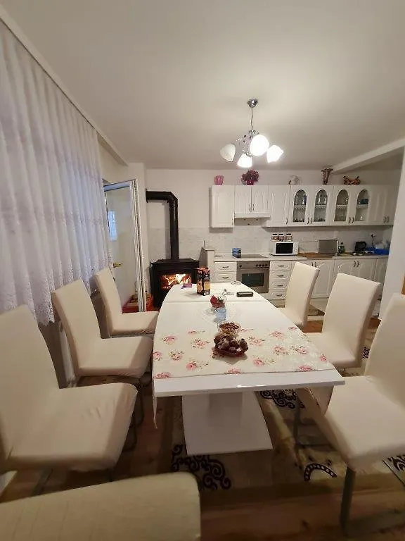 Michaela Apartment Gracac  Homestay Gracac (Zadar)