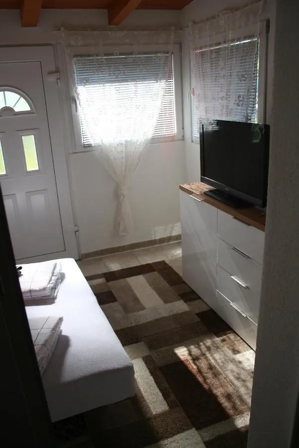 Michaela Apartment Gracac  Homestay